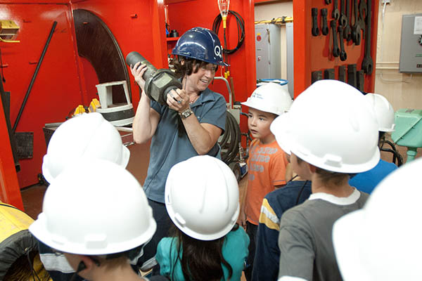 Guide avec un groupe à la centrale de la Première-Chute.