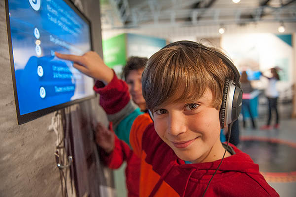 Jeune visiteur au centre d’interprétation de la centrale de Beauharnois.
