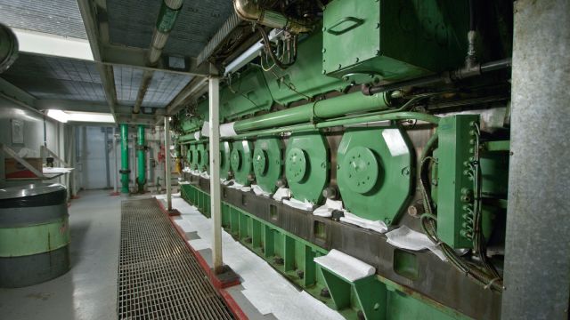 Vue intérieure d’équipements de la centrale des Îles-de-la-Madeleine.