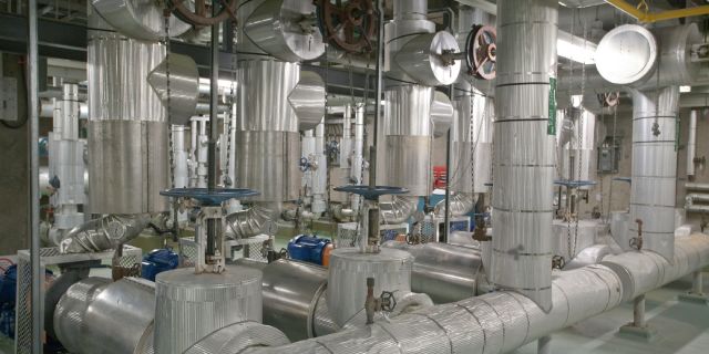 Vue intérieure d’équipements de la centrale des Îles-de-la-Madeleine.