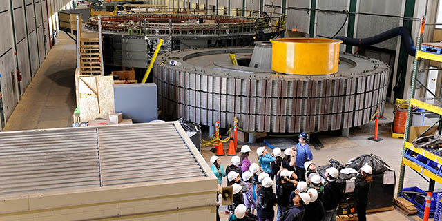 Groupe observant des alternateurs en entretien à la centrale Jean-Lesage.