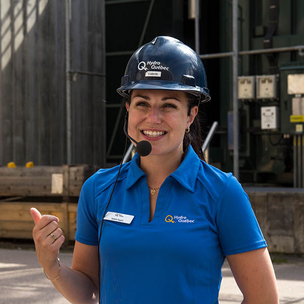 Guide à l’extérieur de la centrale Jean-Lesage.