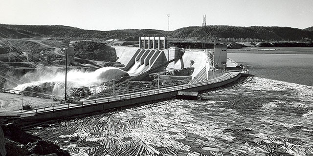 Évacuateur de crues et ancienne passe à billes de la centrale.