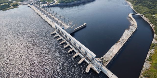 Vue aérienne de la Grande Rivière et d’ouvrages de retenue.