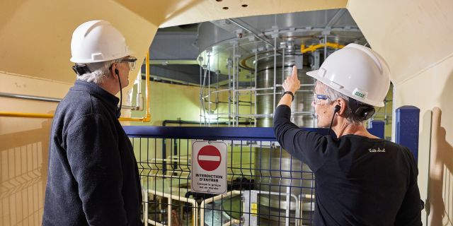 Personnes à l’intérieur d’un puits de turbine.