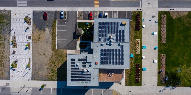 Vue aérienne de panneaux solaires sur le toit du Concerto, un bâtiment à usages multiples.