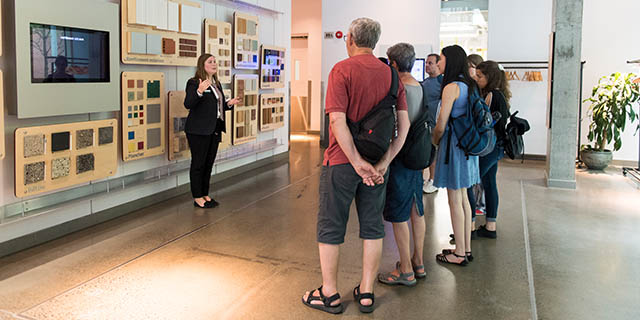 Guide et groupe devant la matériauthèque.