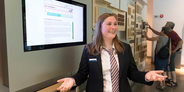 Guide devant la matériauthèque.