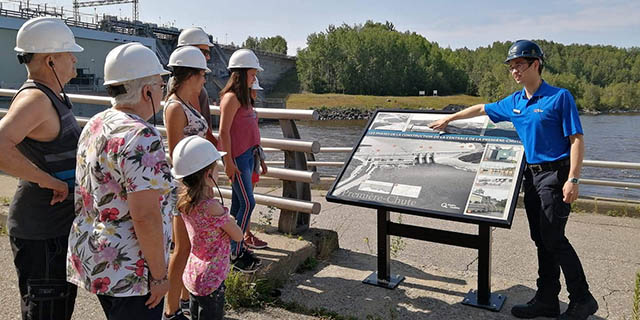 Guide avec un groupe à l’extérieur de la centrale.