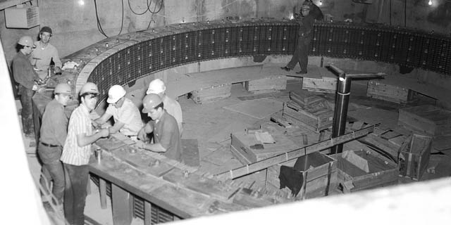 Juillet 1969 : Des ouvriers s’affairent à la construction de l’alternateur.