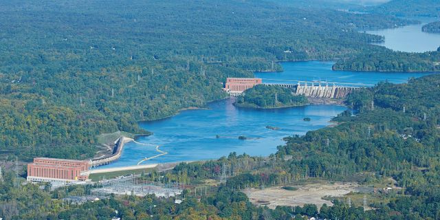 Vue aérienne des centrales Chelsea et des Rapides-Farmer, sur la rivière Gatineau.