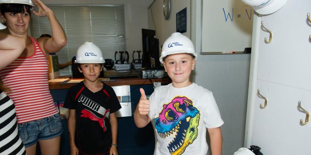 Visiteurs à l'intérieur du centre d'interprétation.