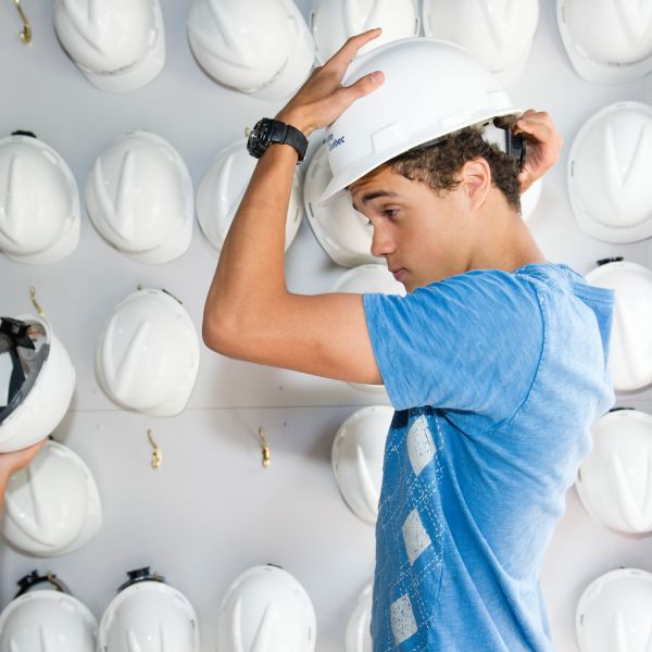 Visiteur mettant un casque.