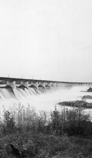 Vue du long déversoir de la centrale.