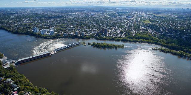 Vue aérienne de la centrale de la Rivière-des-Prairies et de Montréal.