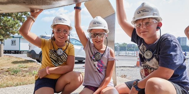 Enfants à l’extérieur de la centrale de la Rivière-des-Prairies.