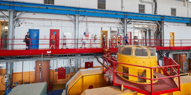 Gros plan sur un alternateur à l’intérieur de la centrale.