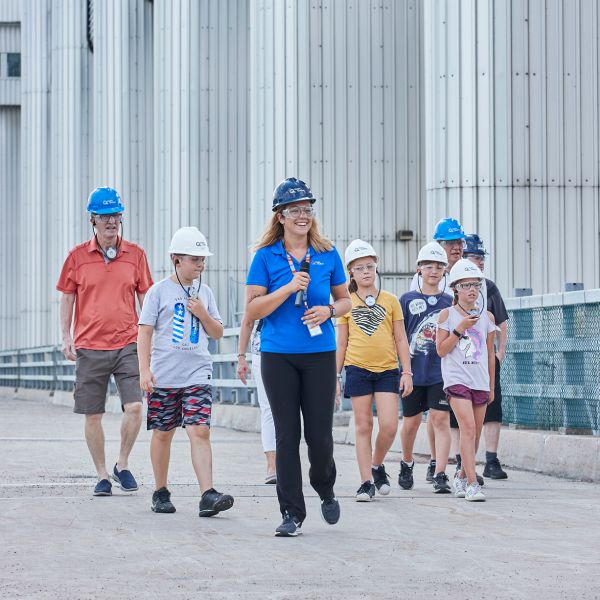 Guide et famille à l’extérieur de la centrale.
