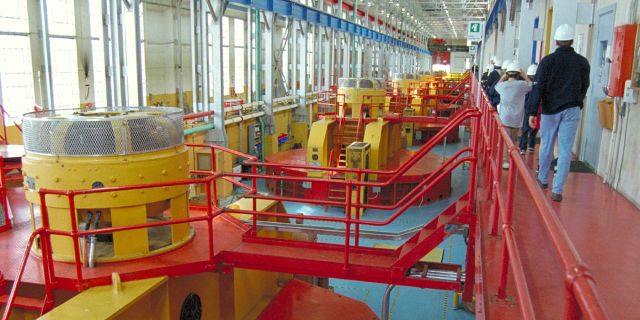 Vue en plongée du plancher des alternateurs de la centrale.