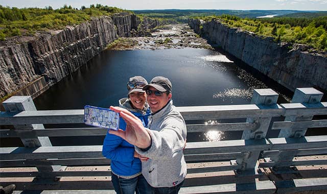 Couple prenant une photo devant l’évacuateur de crues.
