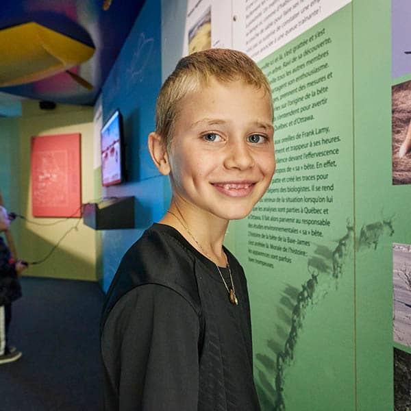 Enfant souriant au centre d’interprétation de l’aménagement Robert-Bourassa.