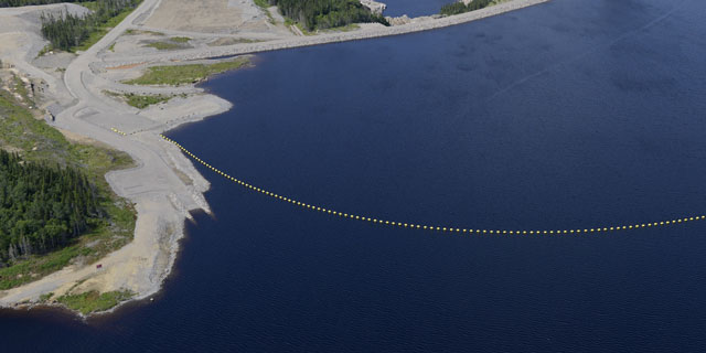 Rampe de mise à l'eau au réservoir en amont de la centrale de la Romaine-1.