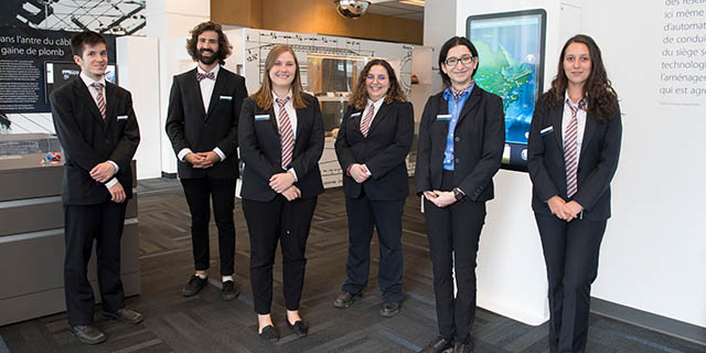 Équipe de guides au bureau d’accueil du siège social.