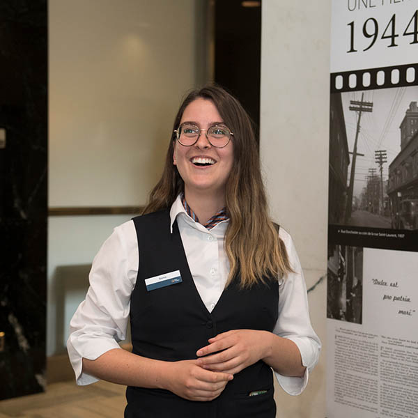 Guide se préparant à une visite.