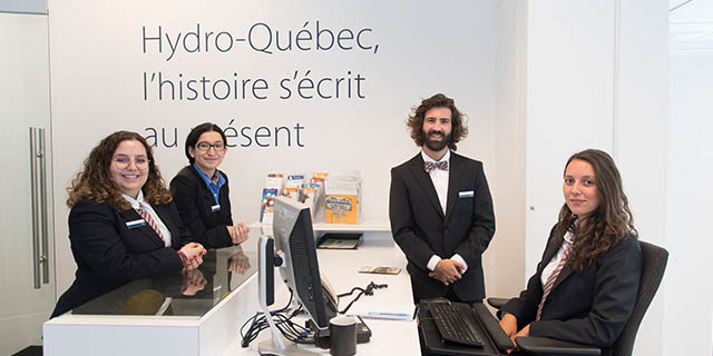 Guides au bureau d’accueil du siège social.