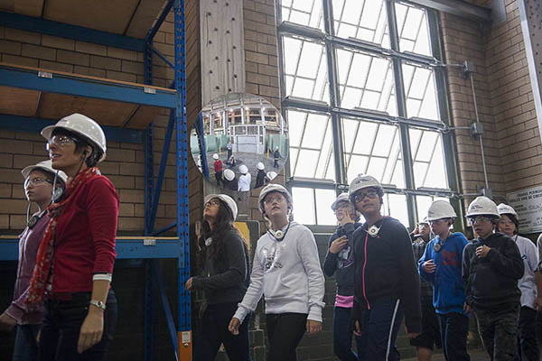 Groupe visitant la centrale de Beauharnois.