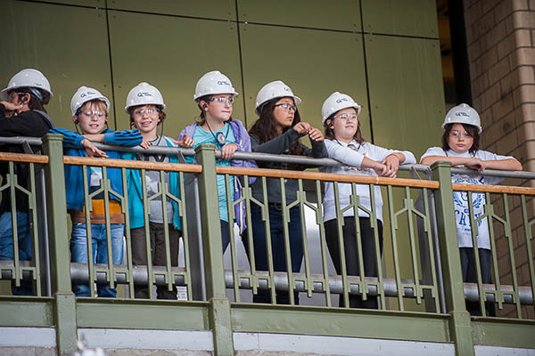 Élèves à la centrale de Beauharnois.