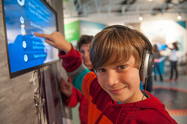Jeune visiteur à l’intérieur du centre d’interprétation de la centrale de Beauharnois.