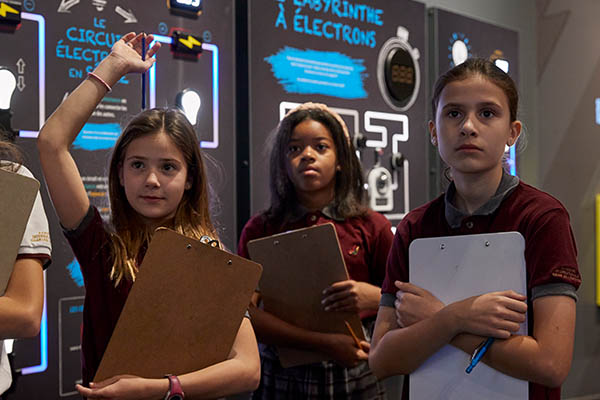 Élèves en visite à l’Électrium.