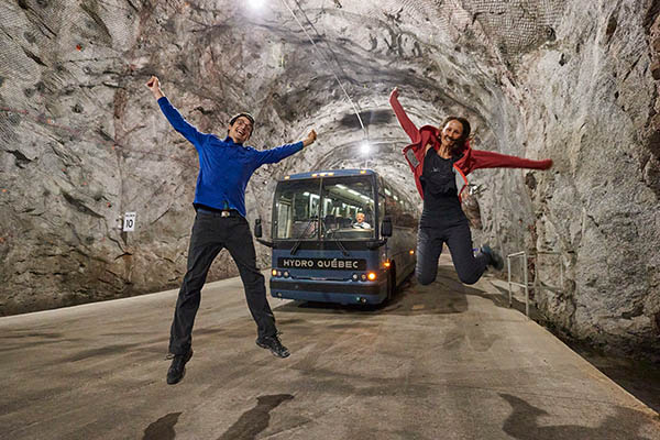 Guides sautant dans une galerie souterraine de la centrale Robert-Bourassa.